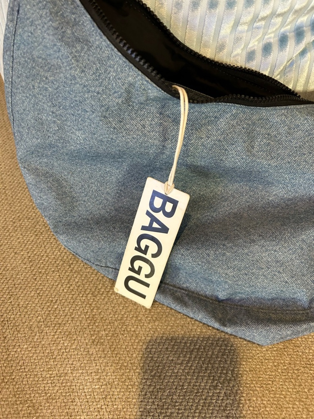 BAGGU handbag
Medium size
Digital denim color